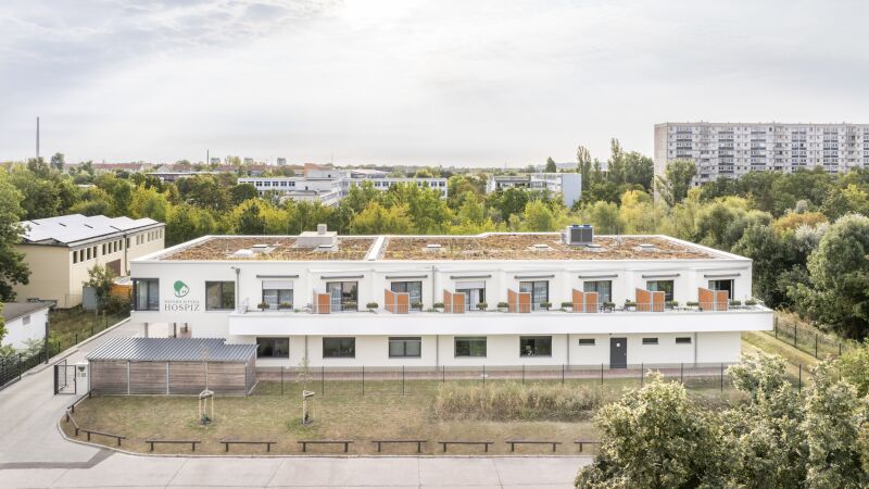 Ansicht des Heinrich-Pera-Hospizes in Halle an der Saale mit einem Kaltwassersatz auf dem Dach.