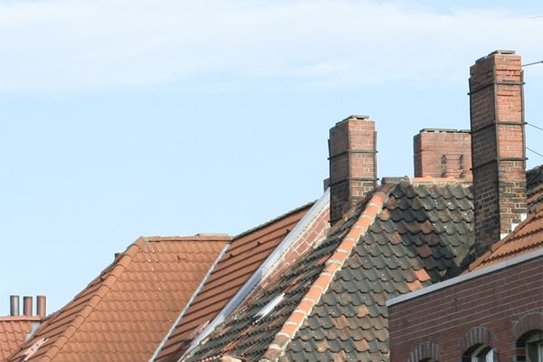 Schornsteine auf Dächern.
