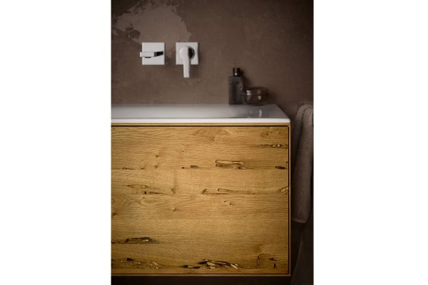 Das Bild zeigt das „Edition Lignatur“-Waschtischmöbel aus Massivholz von Keuco.