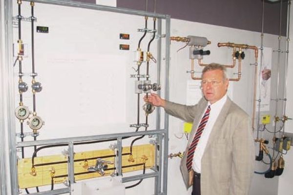 Mit dem HygieneSystem KHS hat Kemper das Kompetenzfeld „Erhalt der Trinkwassergüte“ besetzt – und nach der „Kaltwasser-Lösung“ jetzt mit dem Kemper ThermoSystem KTS auch die Warmwasserseite abgedeckt.