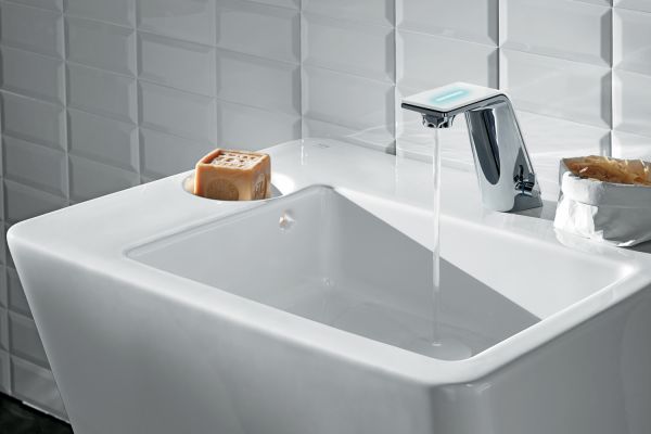 Das Bild zeigt die neue Serie „Alessi Sense by Hansa“ für Küche und Bad. 