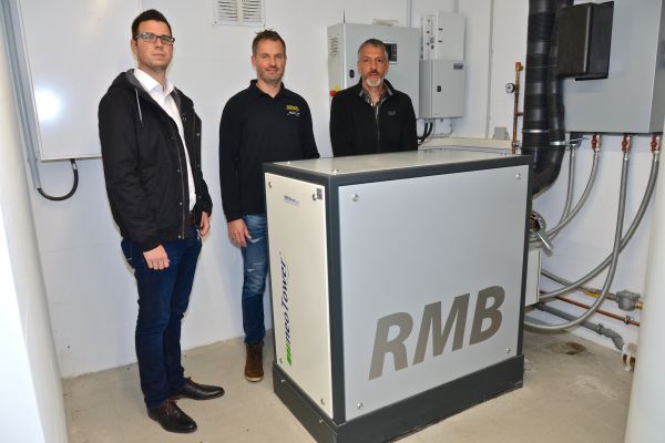 David Plaggenborg (Marketing RMB/ENERGIE), Marco Kimme (Geschäftsleitung Intax) und  Marco Kalischewski (Inhaber EKS-Innova OHG) stehen hinter dem Blockheizkraftwerk.