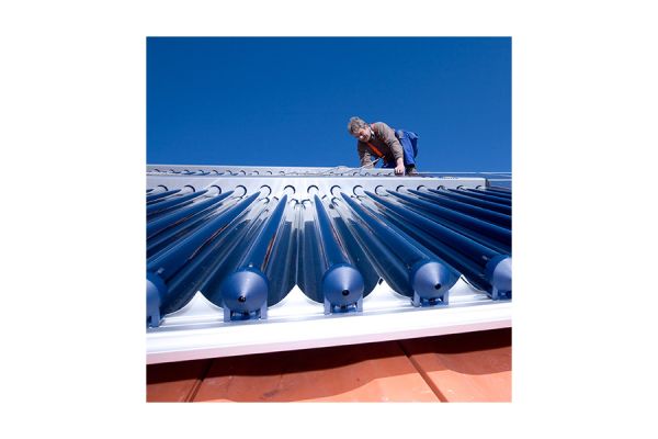 Solarthermieanlage wird auf dem Dach montiert