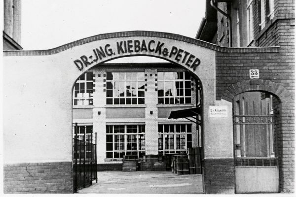 Das Bild zeigt eine Schwarz-Weiß-Aufnahme des alten Firmengebäudes von Kieback&Peter.