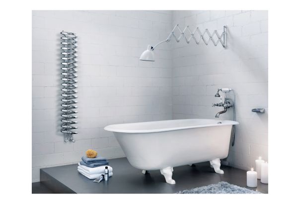 Der Designheizkörper „Spirale“ von Runtal in einem Bad.