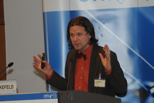 Professor Timo Leukefeld bei einem Vortrag.