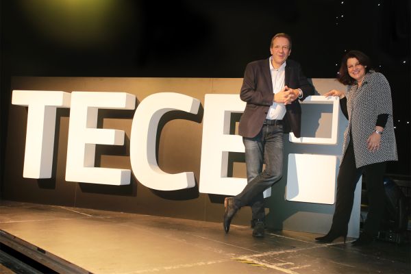 Das Bild zeigt Geschäftsführer Hans-Joachim Sahlmann und Marketing-Chefin Petra Bischof vor dem neuen TECE-Logo.