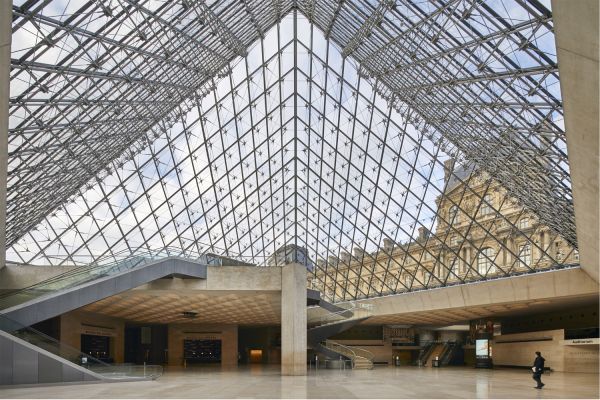 Das Bild zeigt die Napoleonhalle unterhalb der Pyramide des Pariser Louvre.
