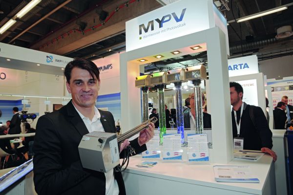 Die My-PV GmbH Verkaufsleiter Ing. Markus Gundendorfer mit einem Heizstab.