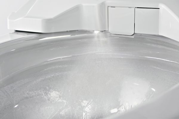 Die „eWater+“-Funktion des Toto-Washlets benetzt das gesamte WC-Becken nach der Spülung mit antibakteriellem, elektrolytisch aufbereiteten Wasser.