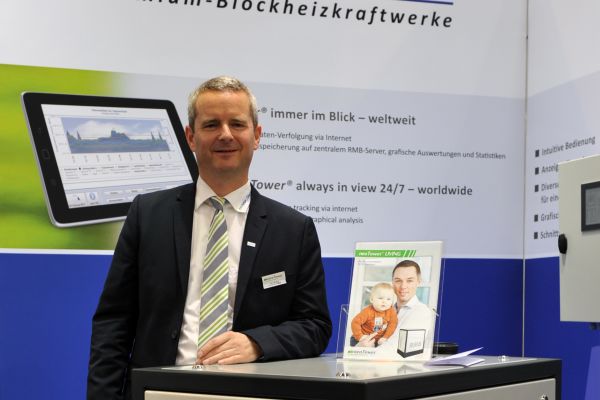 Jens Brake, Vorstandsmitglied von RMB und Geschäftsführer von RMB Energie mit einem Blockheizkraftwerk.
