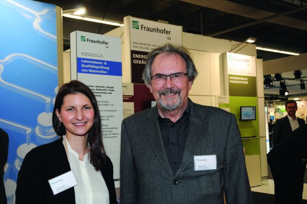Sandrin Saile und Dr.-Ing. Michael Köhl vom Fraunhofer-Institut für Solare Energiesysteme ISE.
