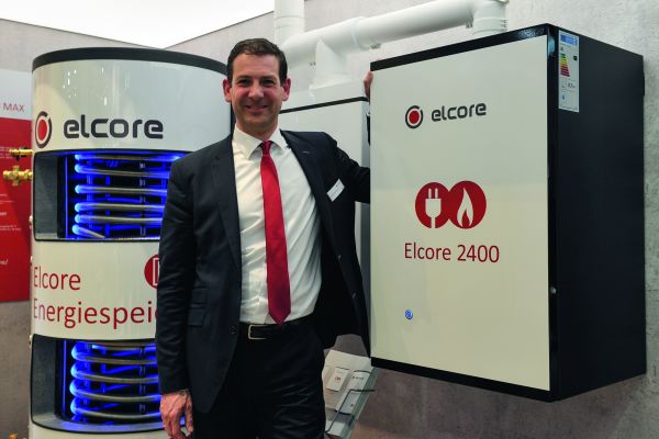 Dr. Manfred Stefener präsentiert die aktuelle Version des Elcore 2400 auf der ISH.