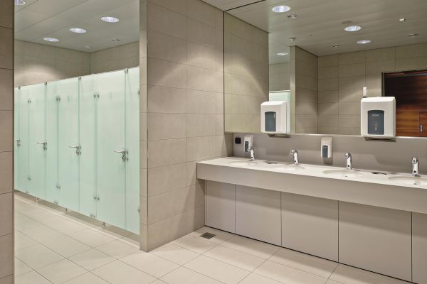 Das Bild zeigt die großzügig gestalteten Sanitärräume des Flughafens in Zürich. WC- und Waschtischbereich sind klar getrennt.