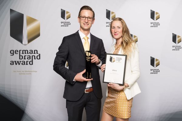 Mitarbeiter von liNear halten ihren German Brand Award 2017.
