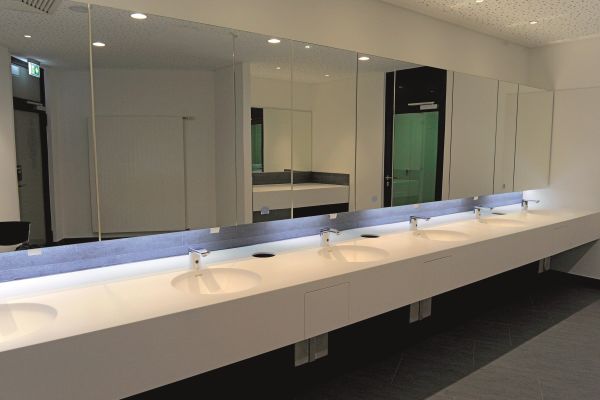 Die Sanitärräume in der Messehalle Nürnberg. Sie bieten für den Besucherandrang großzügige Räume mit ausreichend vielen Waschtischen.