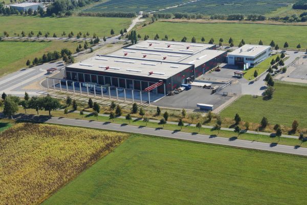 Luftaufnahme des Firmengeländes der Yados GmbH in Hoyerswerda.