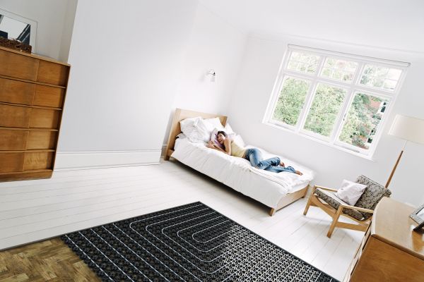 Ein Schlafzimmer mit einer teilweise noch offen liegenden Fußbodenheizung