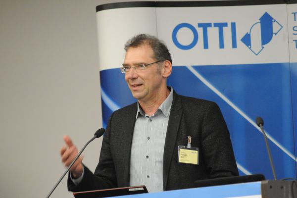 Dr. Andreas Hauer bei seinem Vortrag auf dem OTTI-Symposium.