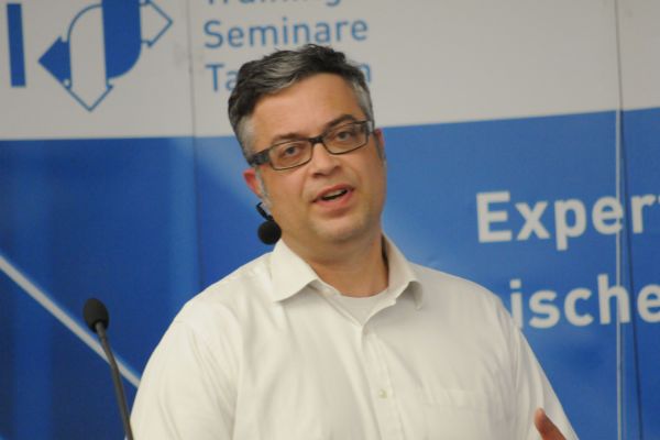Axel Popp bei seinem Vortrag auf dem OTTI-Symposium.