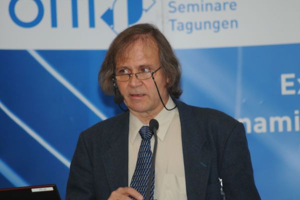 Dr. Rolf Meißner bei seinem Vortrag auf dem OTTI-Symposium.