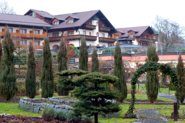 Das Bild zeigt das Wellness-Hotel „Bayerwaldhof“ in Bad Kötzting in der Oberpfalz.