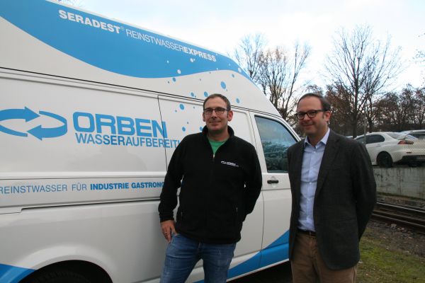 Patrick Hahn und Steffen Orben vor einem Orben-Fahrzeug.