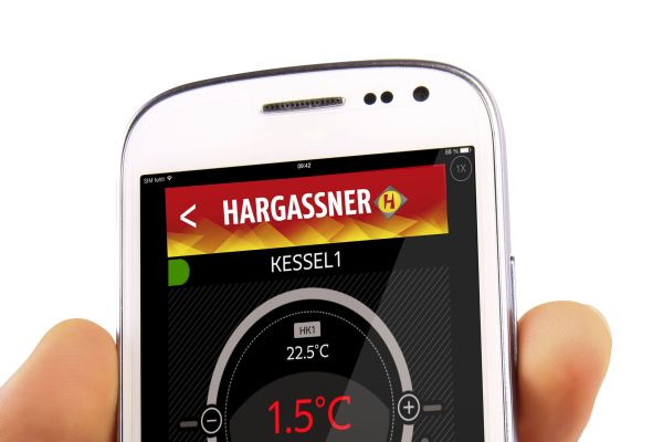 Ein Smartphone zeigt die Hargassner-App an.