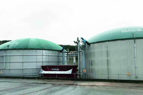 Eine Biogasanlage von außen.