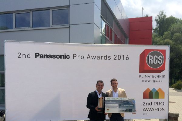 Die Projektverantwortlichen von RGS Technischer Service GmbH aus Ingolstadt mit dem Panasonic PRO Award.