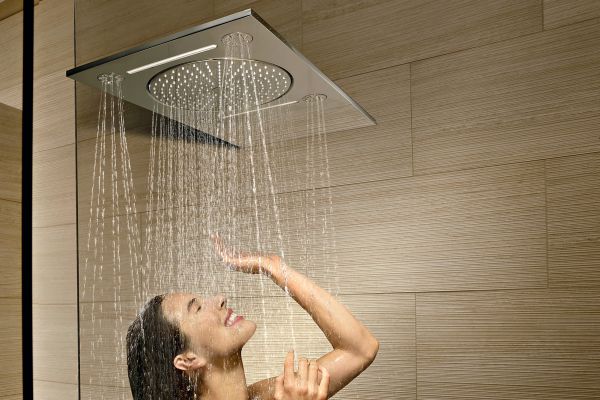 Die Premium-Dusche von Grohe kombiniert runde Formen und klare Linien im Bad.