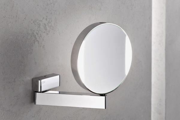 Der neue Rasier- und Kosmetikspiegel von Emco Bad mit drei- und siebenfacher Vergrößerung und stufenlos einstellbarer Farbtemperatur.