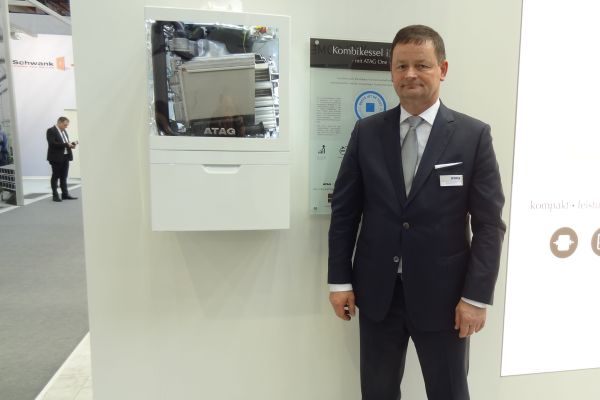 ATAG-Geschäftsführer Michael Bachmann vor einem Gerät der neuen Gas-Brennwert-