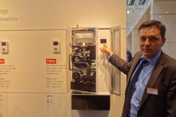 Peter Bolkart von Weishaupt stellt das neue  Gas-Brennwertgerät 