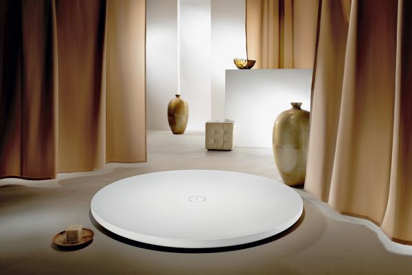 Die weiße, runde Duschtasse von Kaldewei aus Stahl/Email ist ein avantgardistischer Blickfang auch mitten im Bad.