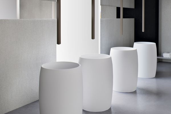 Vallone präsentiert ein freistehendes, fassförmiges Standwaschbecken. Seine bauchige Struktur kontrastiert zu einseitiger Linienfürung.