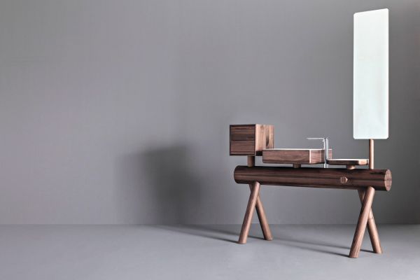 Graff präsentiert ein Waschbecken aus Massivholz mit Regal, Schubladenset und Drehspiegel.