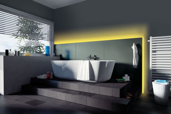 Badewanne mit „Heiligenschein“ – LED-Licht als architektonisches Stilmittel. 