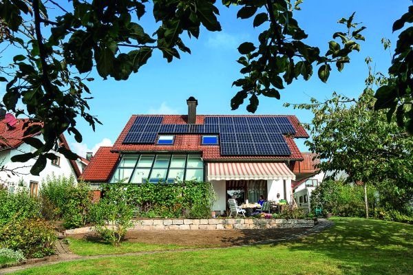 Einfamilienhaus mit Photovoltaik-Anlage auf dem Dach.