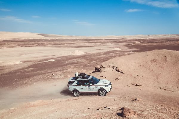 Ein Land Rover in der peruanischen Wüste.