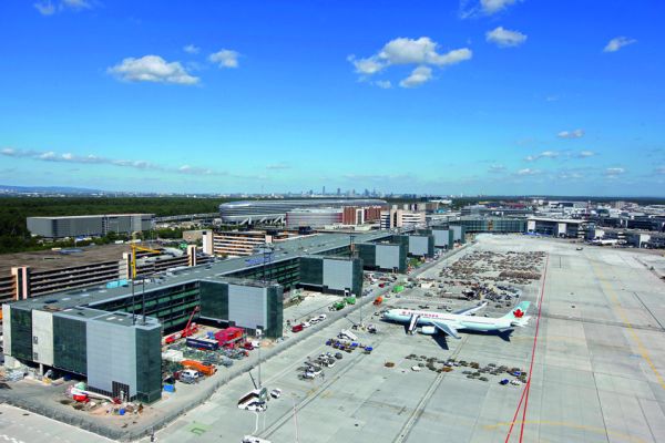 In vielen Großprojekten, wie hier
auf dem Frankfurter Flughafen im
Aplus-Terminal, sind Kupferrohre
von KME aufgrund ihrer Langzeitbeständigkeit
„gesetzt“.
