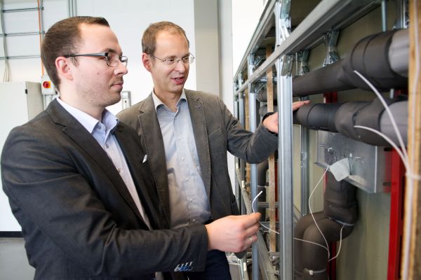 Zusätzlich zur Wärmebildkamera installierten Prof. Dr. Carsten Bäcker (l.) und Stefan Brodale auch Temperaturfühler in der Testwand. 