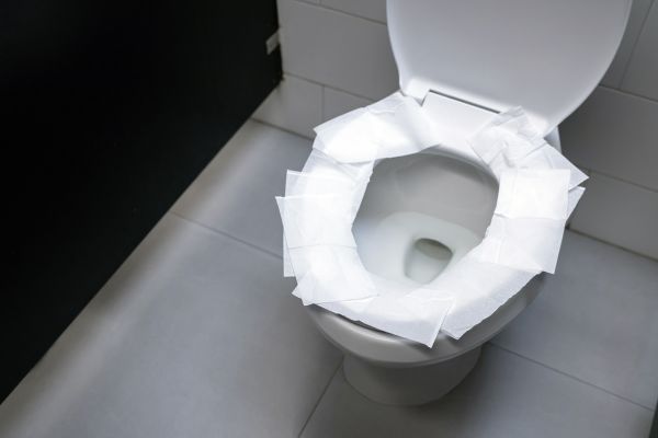 Viele kennen das: Um dem Hinsetzen ein wenig den Schrecken zu nehmen, ist es häufig selbstverständlich, unhygienisch wirkende WC-Sitze mit Toilettenpapier auszulegen. 
