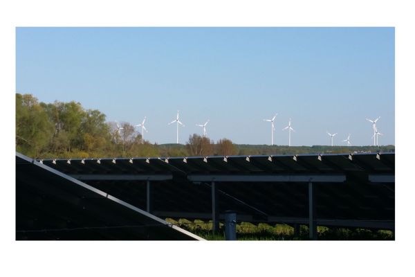 Nicht immer schön anzusehen: So verschandelt die Energiewende die Landschaft, vorn ein PV-Feld, am Horizont die Strom-Windmüller.
