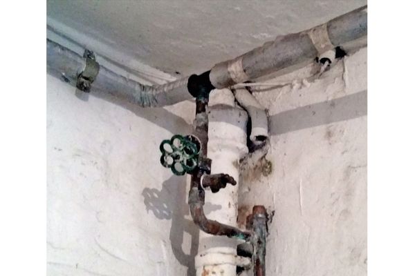 Veraltete Trinkwasser-Installationen können im Bestand ein Hygienerisiko sein. Deswegen wird in der TrinkwV für die 
