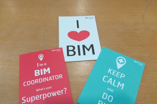 Drei Postkarten mit verschiedenen Slogans zum Thema BIM.