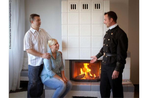 Schornsteinfeger empfehlen die Installation eines Kohlenmonoxid-Melders auch in Räumen und Wohnungen mit Kaminfeuer, Pelletheizungen und Gasthermen. 