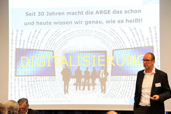 Das Bild zeigt Frank Wiehmeier bei der außerordentlichen Mitgliederversammlung der ARGE Neue Medien.