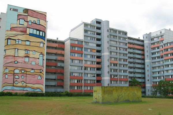 Wohnhochhäuser der Mannheimer Wohnungsbaugesellschaft von außen.
