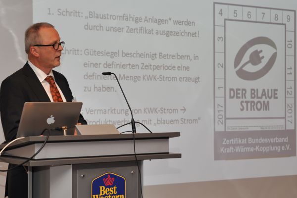 B.KWK-Präsident Berthold Müller-Urlaub hält seine Grundsatzrede.



